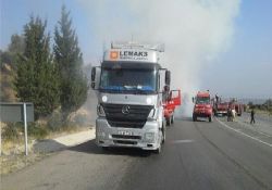 Eşya taşıyan TIR tamamen yandı